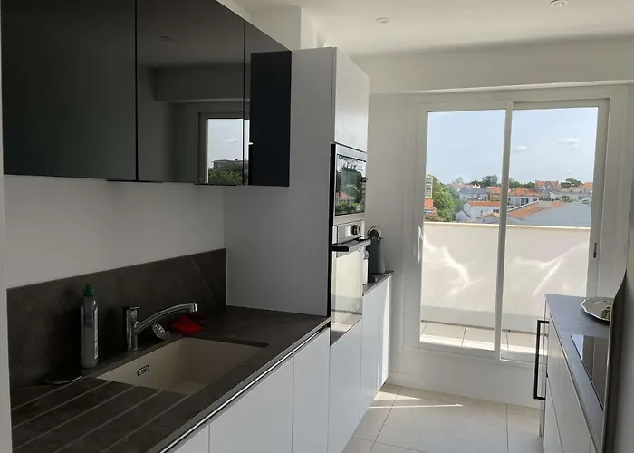 Appartement Superbe à 10m De La Plage, 2 Terrasses, 3 Chambres, Vue Océan - Fr-1-494-163 Royan